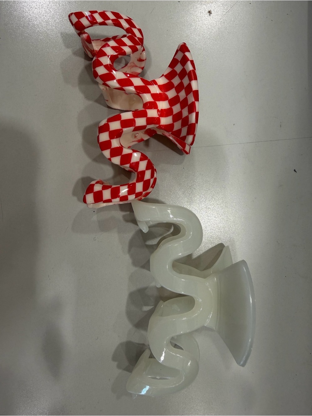 John Frida, red and white claw clips